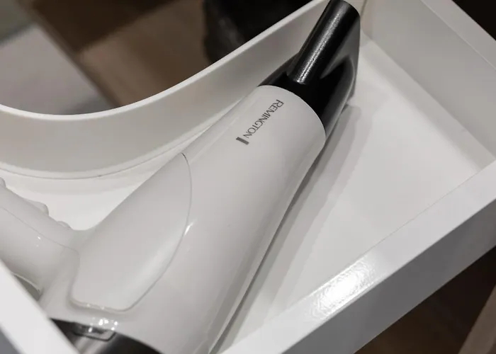 Shellter Flora By Renters Prestige ロゴボ